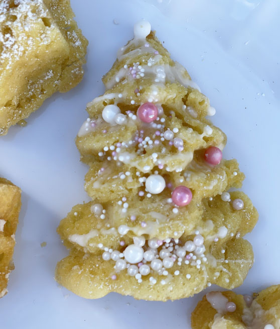Lifestyle expert, journalist and entertaining blogger Candie Anderson of candieanderson.com shares her delicious 3-D Christmas tree cakelets that she made using her Nordic Ware 3-D Tree Cake Pan. She decorated them with glaze and Fancy Sprinkles.