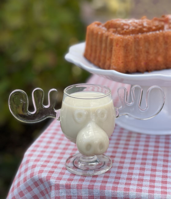 Entertaining expert, journalist, interior design blogger and Christmas Vacation movie fan Candie Anderson of candieanderson.com shares her Marty Moose glass mugs and favorite holiday entertaining essentials.