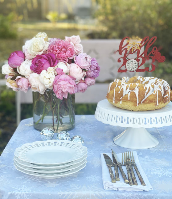 Lifestyle expert, journalist and entertaining blogger Candie Anderson of candieanderson.com shares how she created her New Year's Eve tablescape which included a gorgeous cake, a beautiful vase filled with garden roses from her flower farm and silver disco balls!