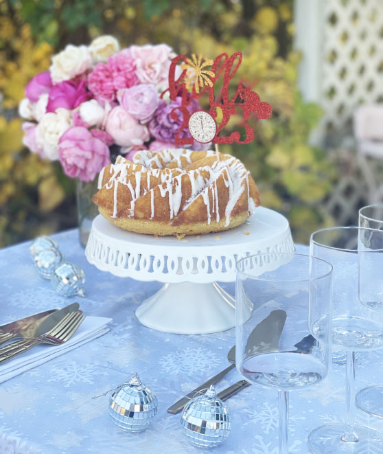 Lifestyle expert, journalist and entertaining blogger Candie Anderson of candieanderson.com shares her delicious and decadent cake for New Year's Eve! This beautiful dessert table is ideal for ringing in the new year!