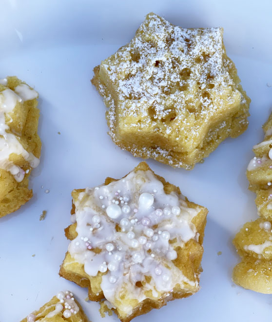 Lifestyle expert, journalist and entertaining blogger Candie Anderson of candieanderson.com shares her snowflake cakelets she made using her Nordic Ware Frozen Snowflake cakelet pan! 