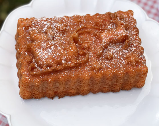 Entertaining expert, journalist and blogger Candie Anderson of candieanderson.com shares her delicious holiday loaf cake made using the Nordic Ware Santa's Sleigh Loaf Cake Pan.