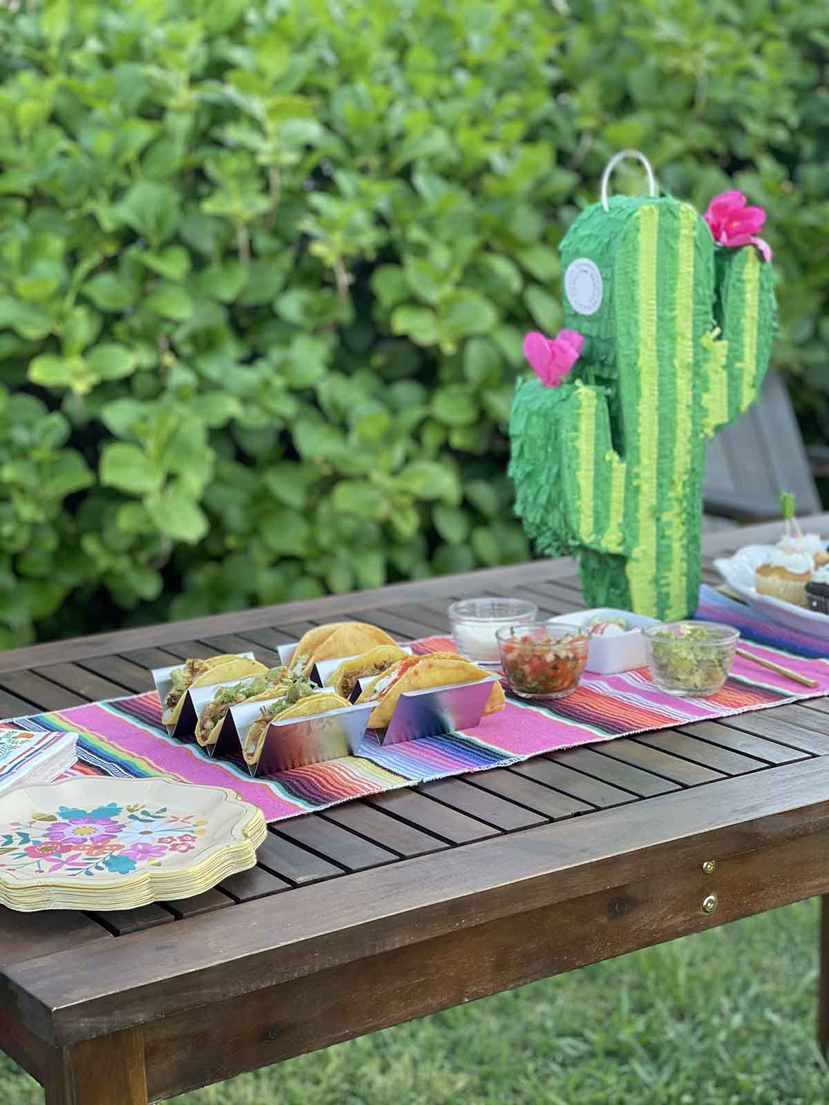 how to choose the perfect theme for your outdoor summer tablescape