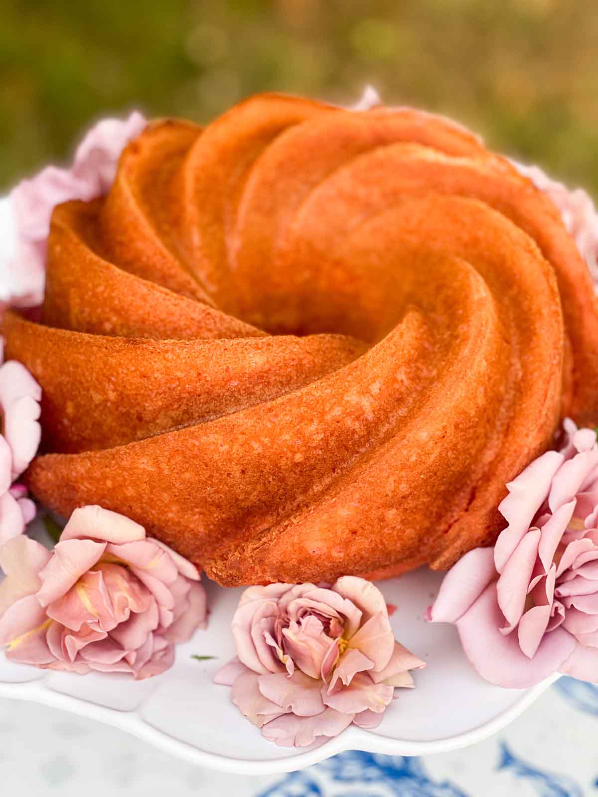 modern bundt cake with koko loko garden roses on her outdoor summer tablescape.