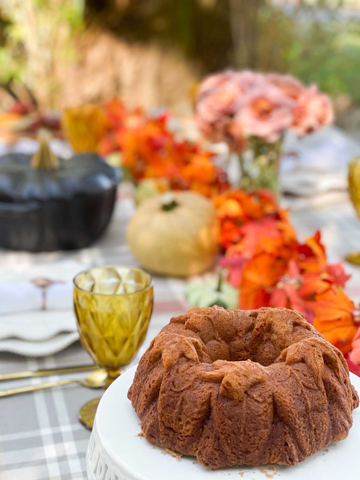Entertaining expert, journalist and lifestyle blogger Candie Anderson of candieanderson.com shares her gorgeous easy and effortless fall tablescape and entertaining essentials.