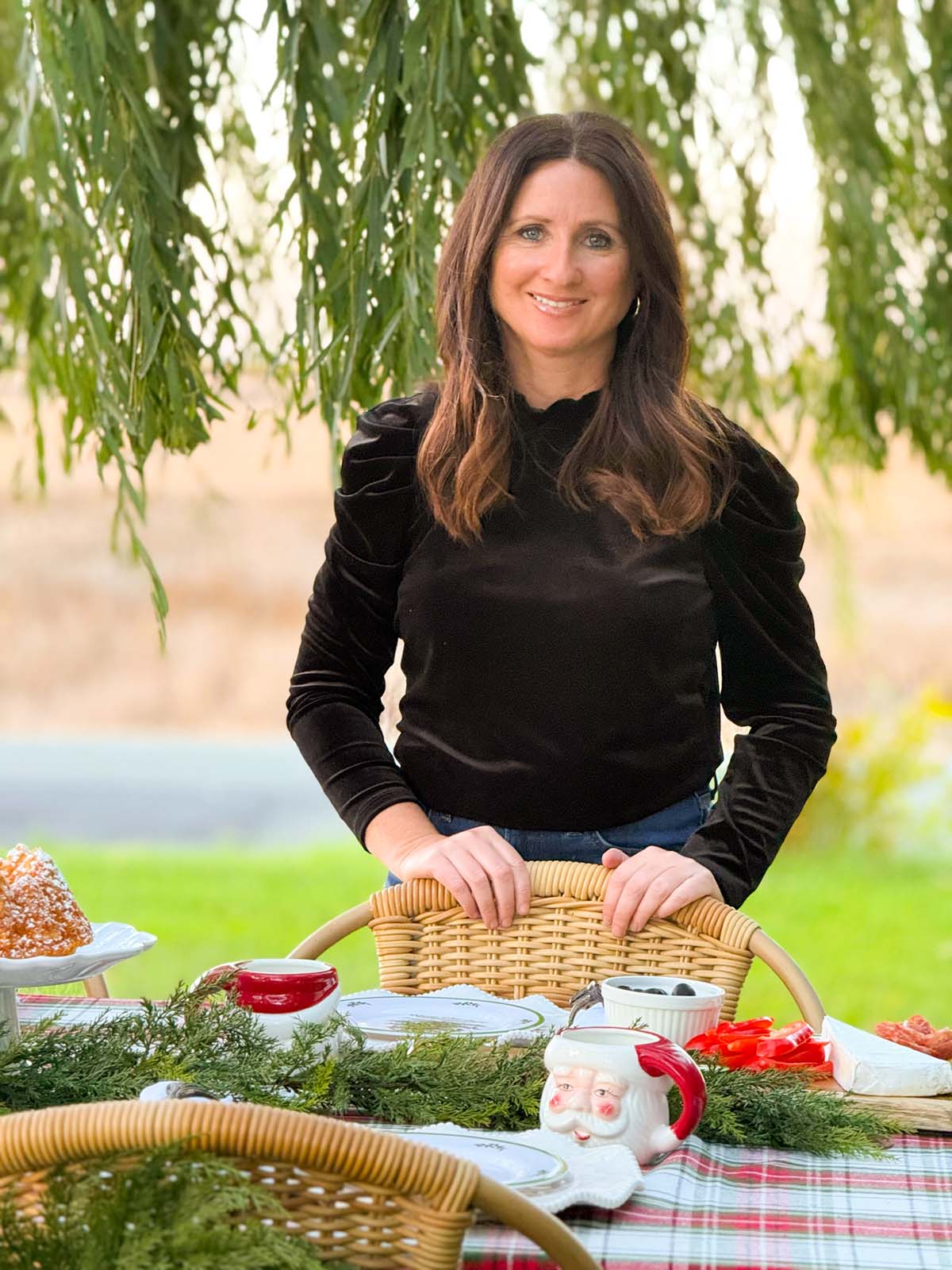 Entertaining expert, journalist and lifestyle blogger Candie Anderson of candieanderson.com shows you how to create a timeless holiday tablescape everyone will love with classic and modern holiday decor, delicious food and that's just the beginning!