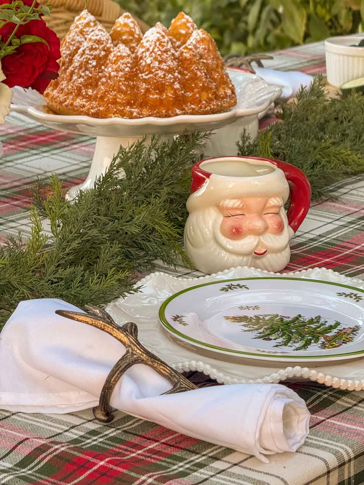 Entertaining expert, journalist and lifestyle blogger Candie Anderson of candieanderson.com shares her beautiful and timeless Christmas tablescape and shares tips on how you can create your own with gorgeous holiday decor and entertaining essentials from Wayfair!