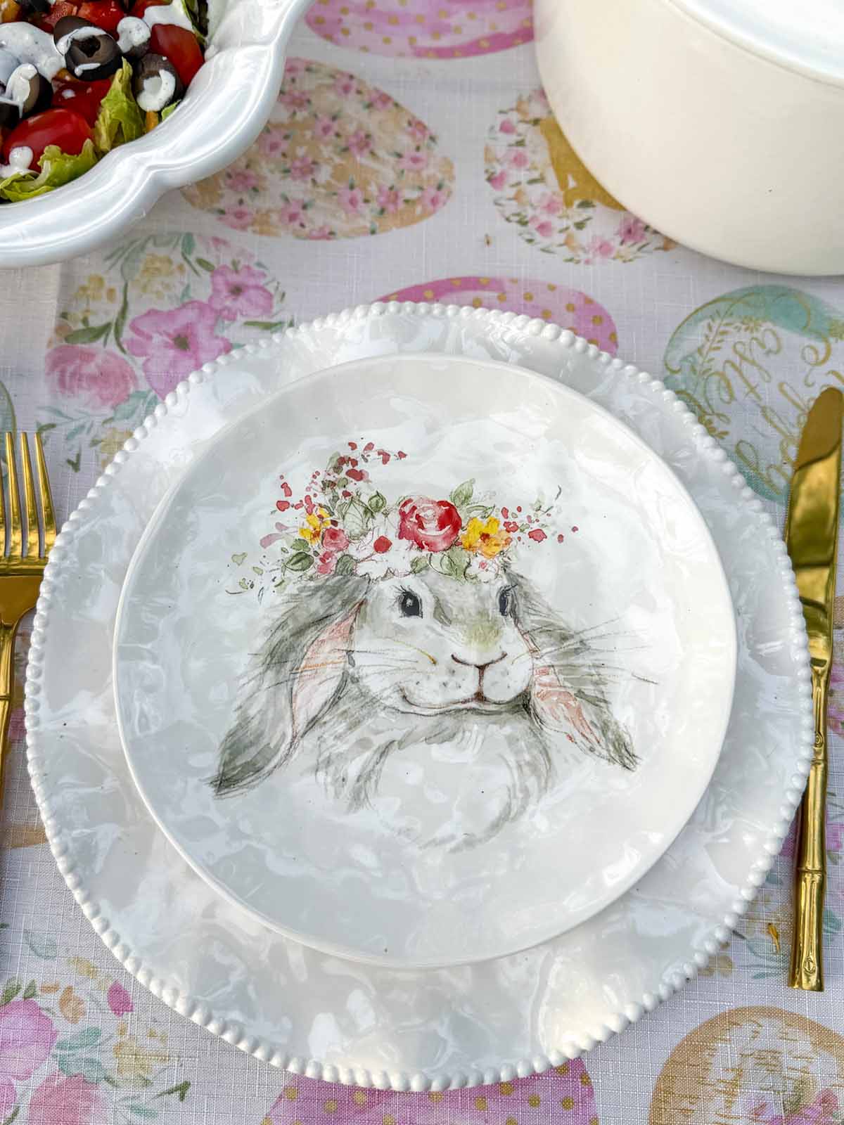 Entertaining expert, journalist, lifestyle blogger Candie Anderson of candieanderson.com shares her gorgeous Easter tablescape and festive dessert plates featuring adorable Easter bunnies with flower crowns!
