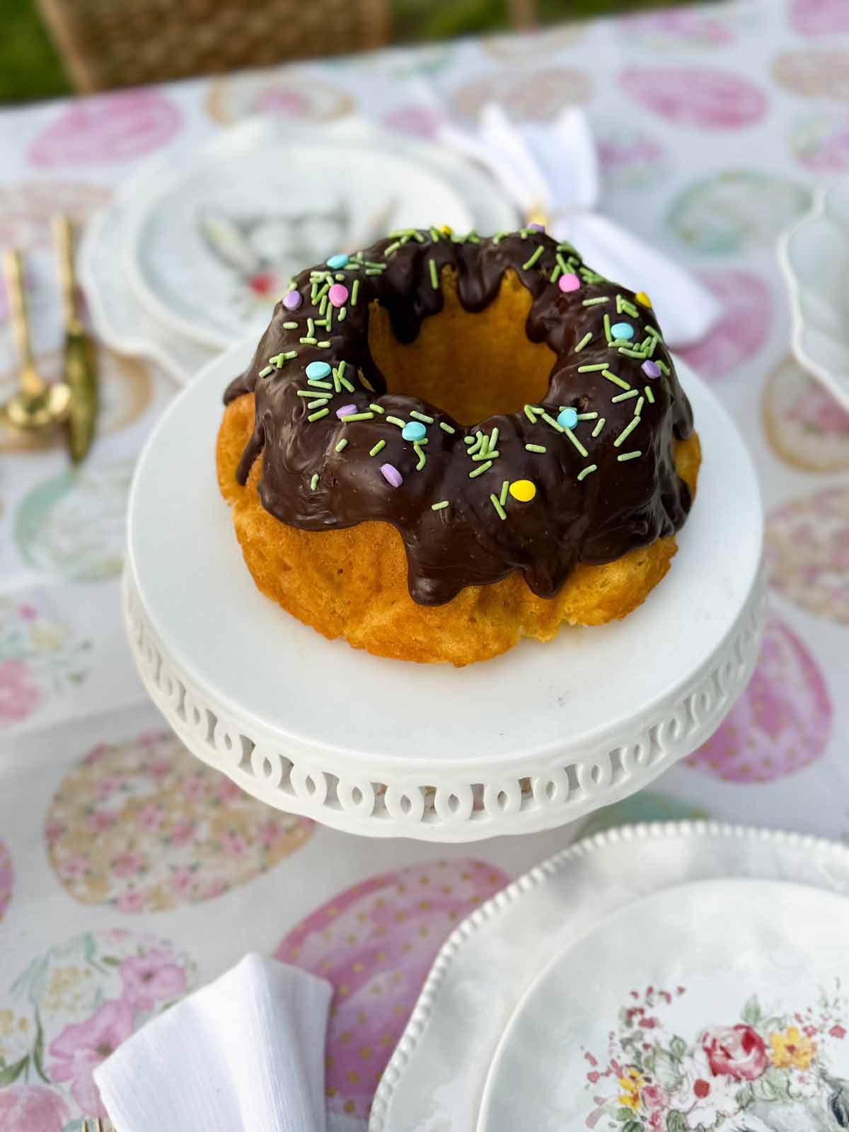 Entertaining expert, journalist and lifestyle blogger Candie Anderson of candieanderson.com shares her beautiful Easter cake, which she adorned with chocolate ganache and sprinkles.