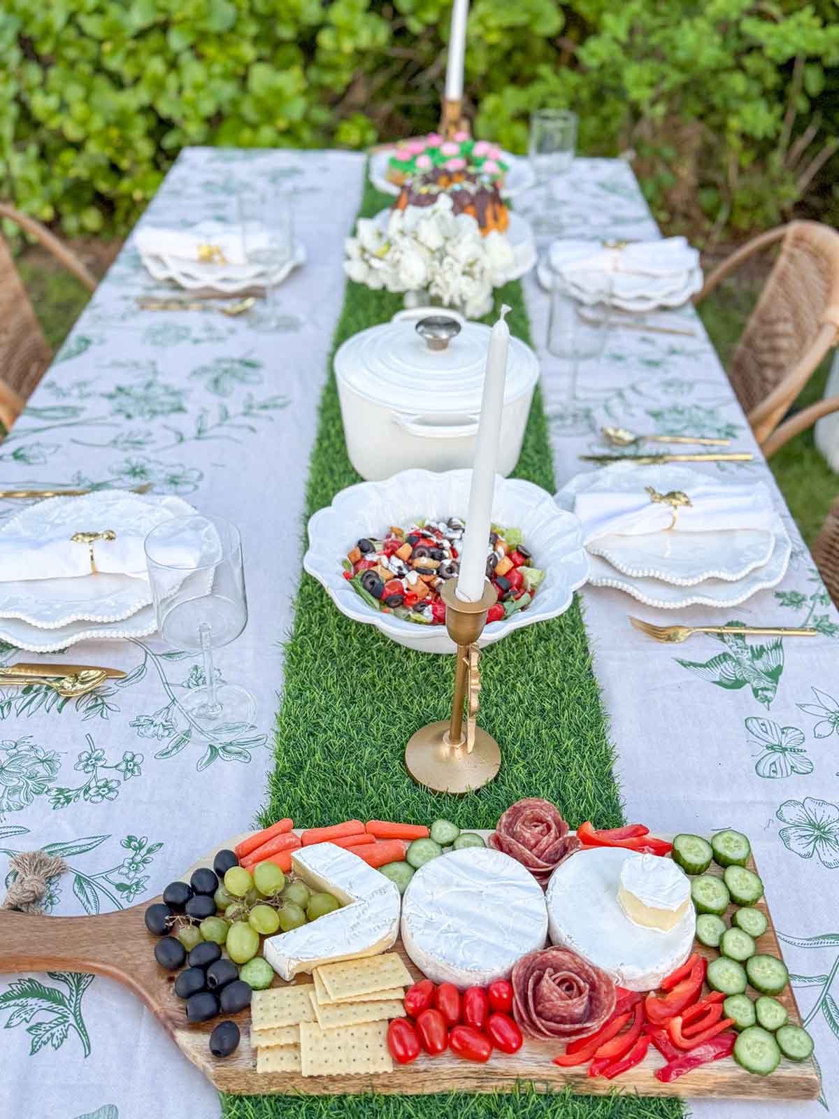 Entertaining expert, journalist and lifestyle blogger Candie Anderson of candieanderson.com shares her green botanical Easter tablescape idea.