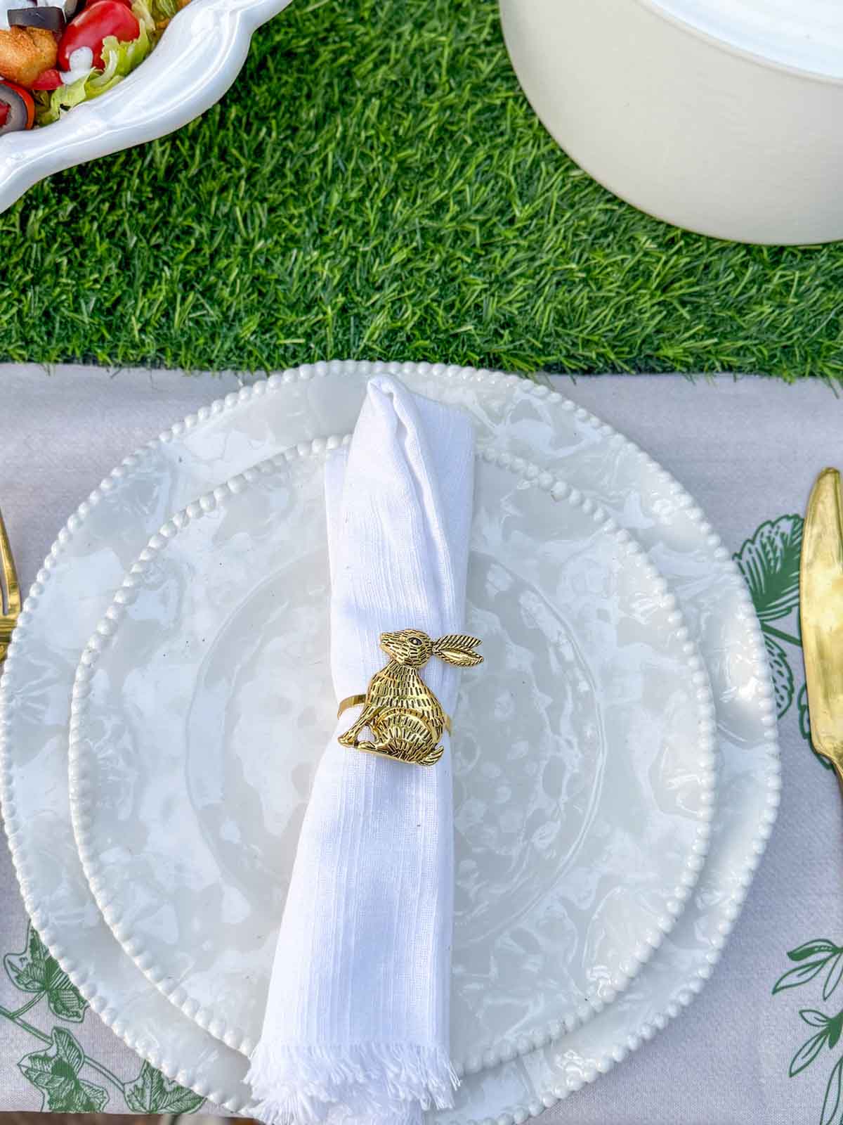 Entertaining expert, journalist and lifestyle blogger Candie Anderson of candieanderson.com shares her beautiful botanical Easter tablescape idea using green, white and gold decor.
