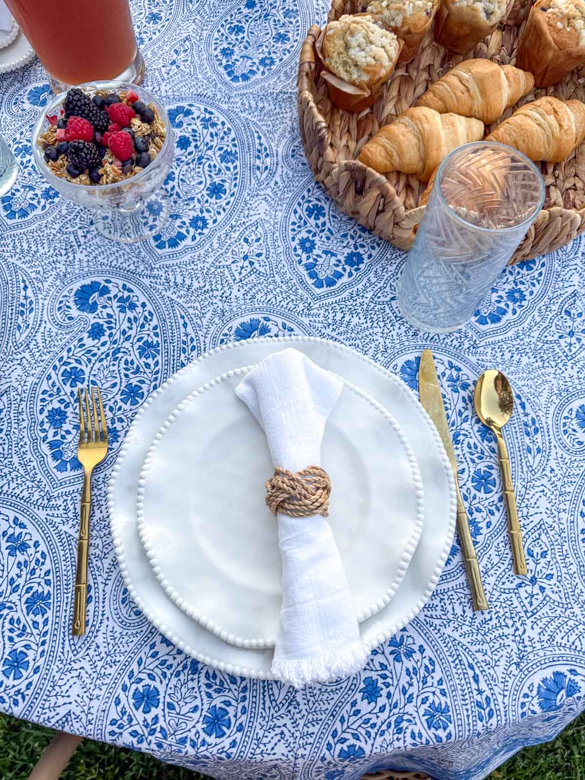 Entertaining expert Candie Anderson of candieanderson.com shows you how to host a beautiful outdoor brunch tablescape easily and effortlessly.