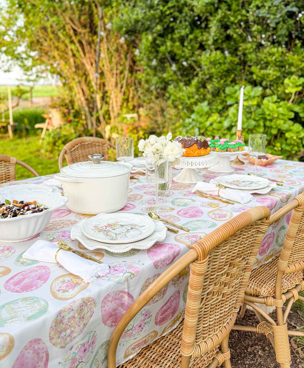 Entertaining expert, journalist and lifestyle blogger Candie Anderson of candieanderson.com shares her whimsical Easter tablescape with gorgeous Easter decor, fresh flowers from her flower farm, delicious homemade food and an Easter bunny charcuterie board.