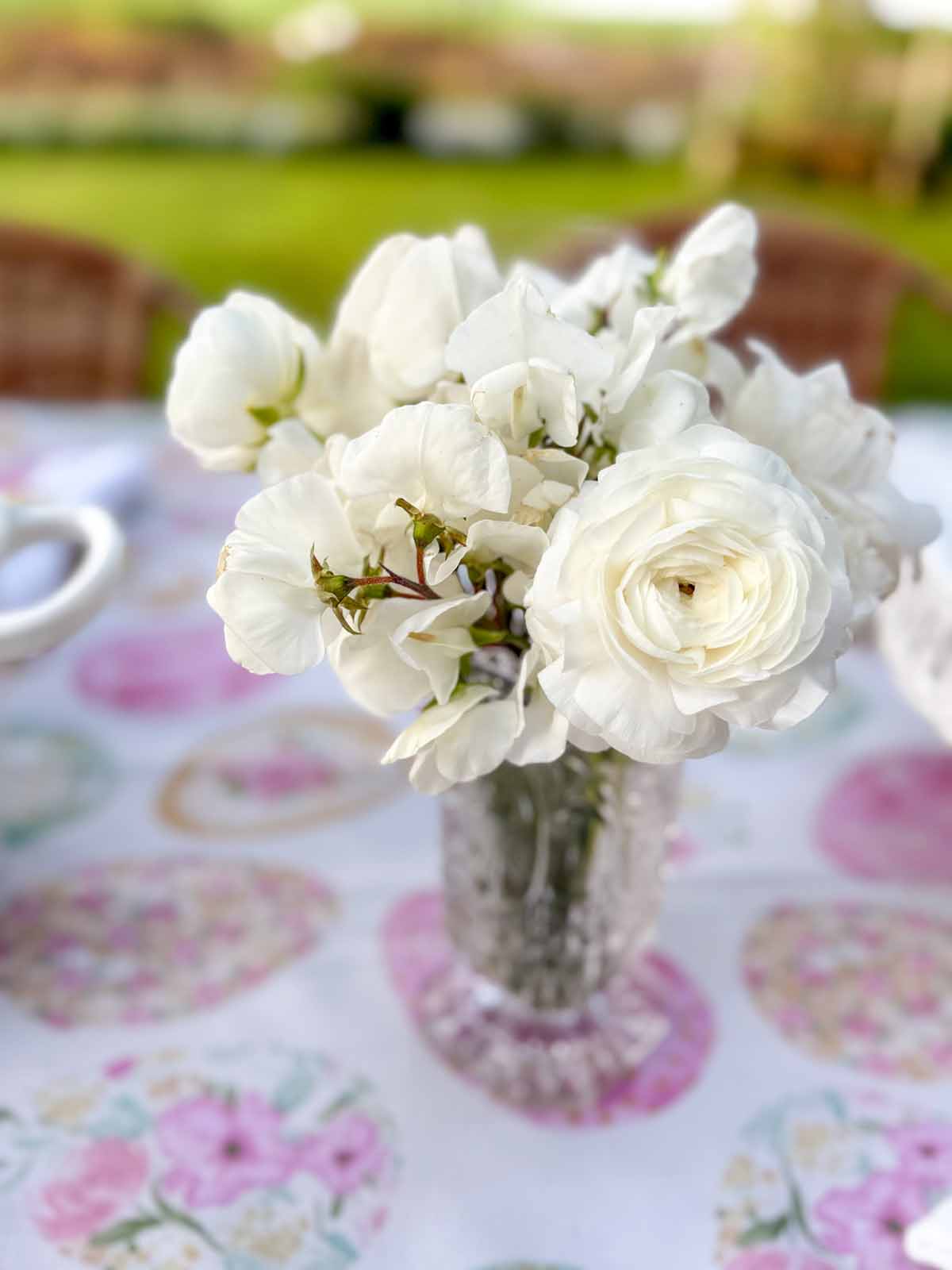 Entertaining expert, journalist, lifestyle blogger and flower farmer Candie Anderson of candieanderson.com shares the gorgeous bouquet she created with her white garden roses, ranunculus and sweet peas!