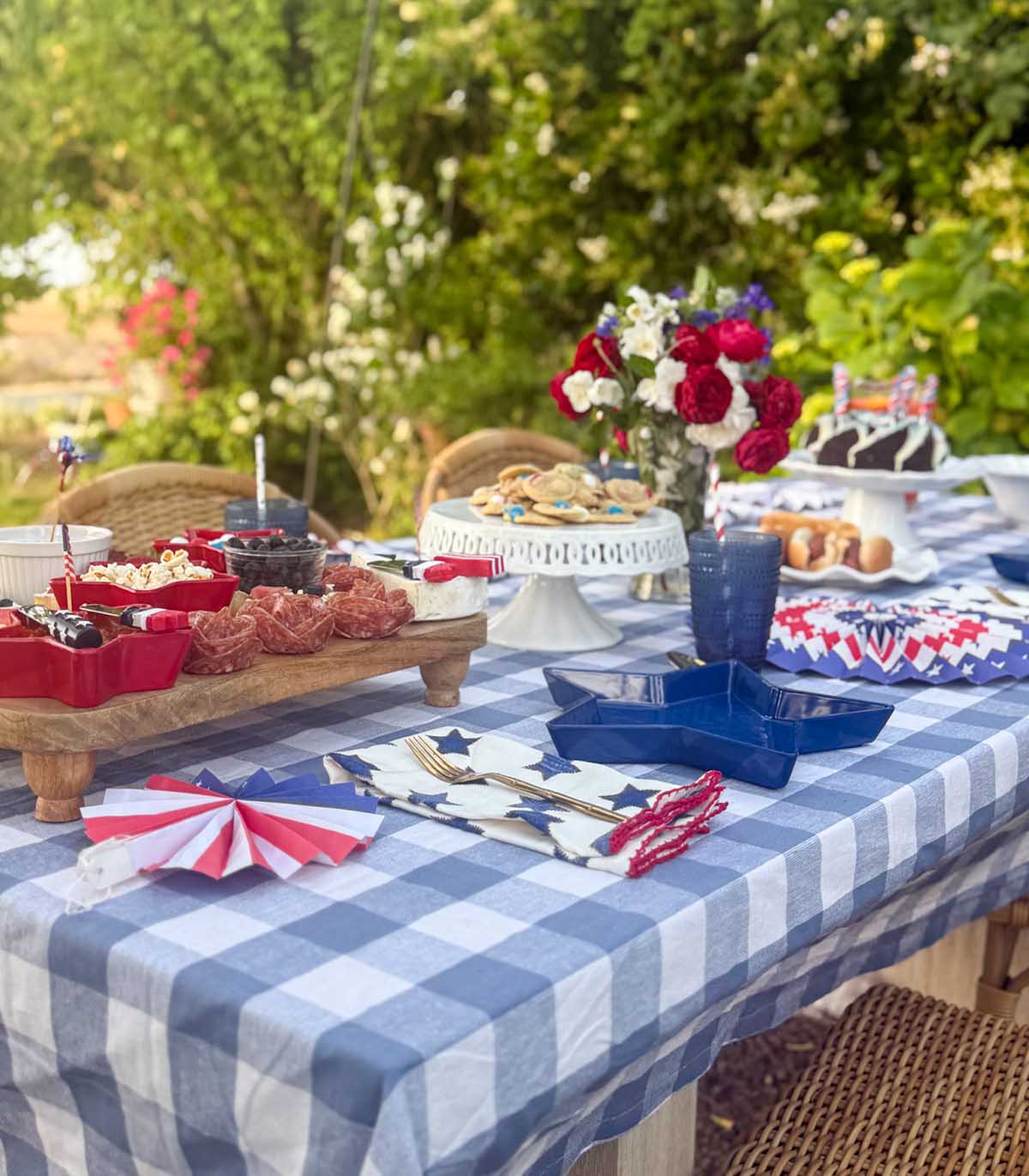 Entertaining expert, journalist and blogger Candie Anderson of candieanderson.com shows you how to create a beautiful 4th of July tablescape!