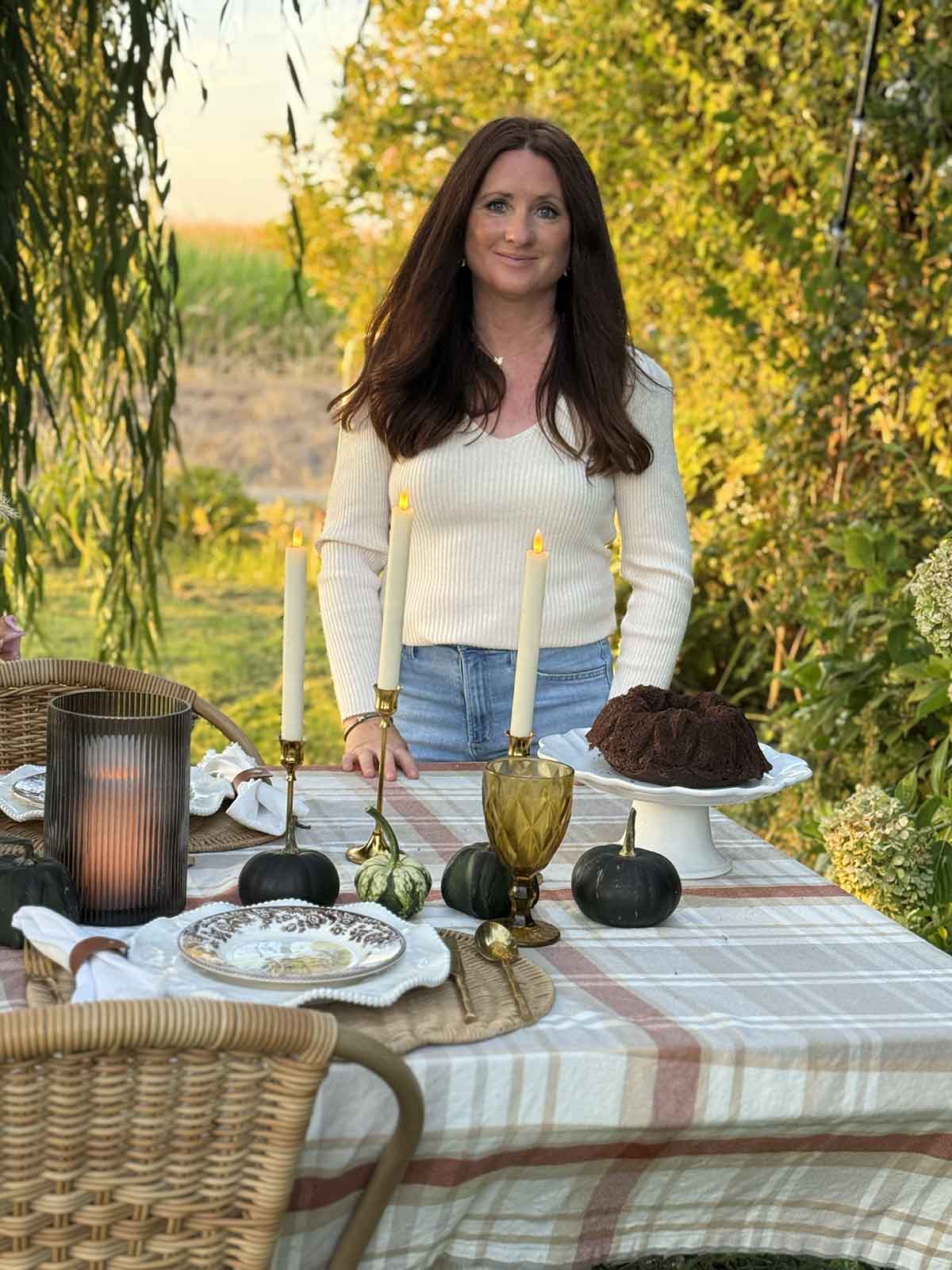 Entertaining expert, journalist and lifestyle blogger Candie Anderson of candieanderson.com shows you how to create a beautiful outdoor fall tablescape.