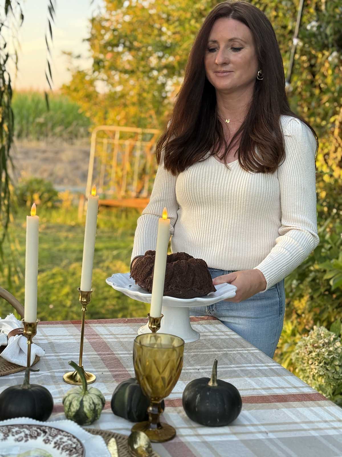 Entertaining expert, Candie Anderson shows you how to create a fall tablescape and shares hosting tips.