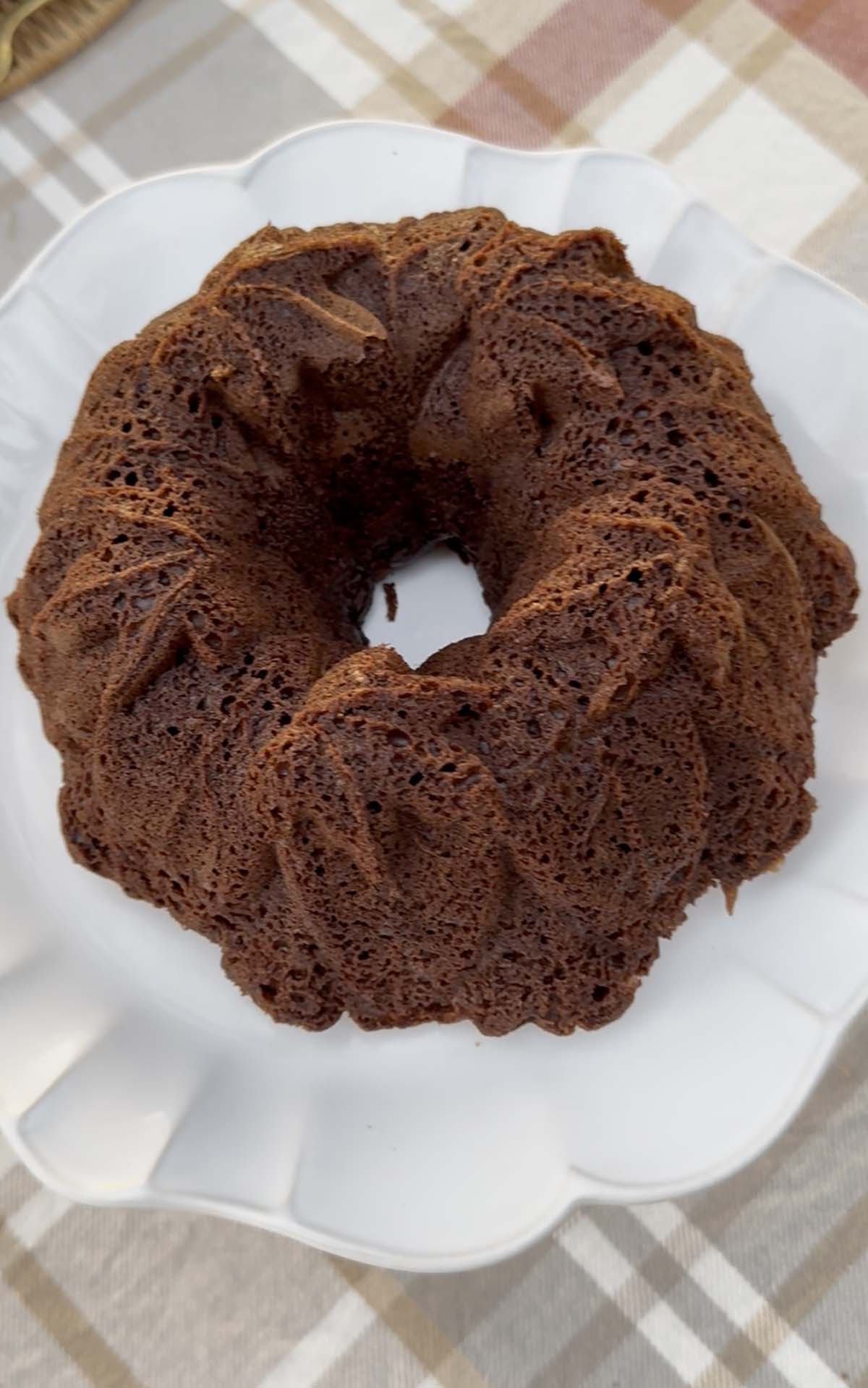 Entertaining expert, Candie Anderson shows the gorgeous autumn cake she made using her Nordic Ware Harvest Leaves bundt cake pan.