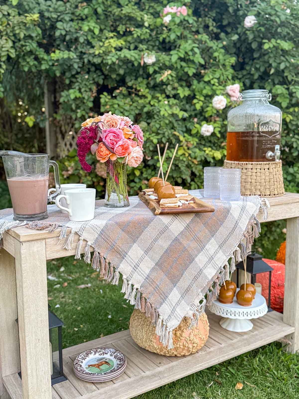 Entertaining expert, Candie Anderson of candieanderson.com shows you how to create the perfect fall dessert table with easy and delicious s'mores, homemade marshmallows, caramel apples and more! This is perfect for Halloween, Friendsgiving and Thanksgiving too!