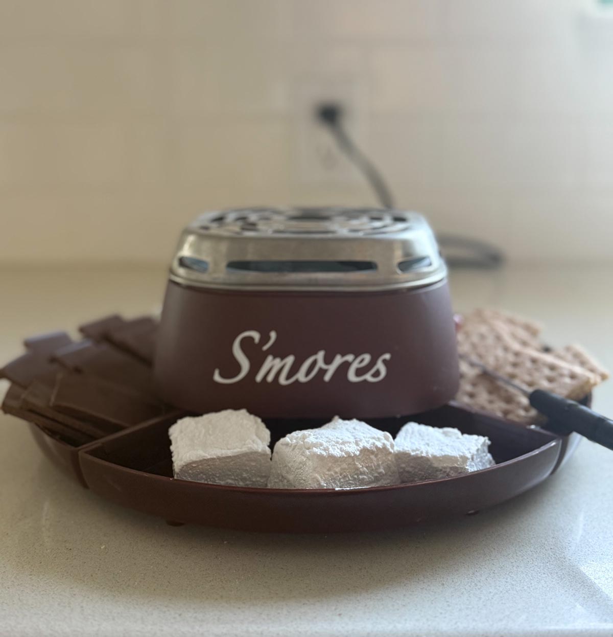Learn how to use the Nostalgia S'mores Maker with entertaining expert, Candie Anderson of candieanderson.com.