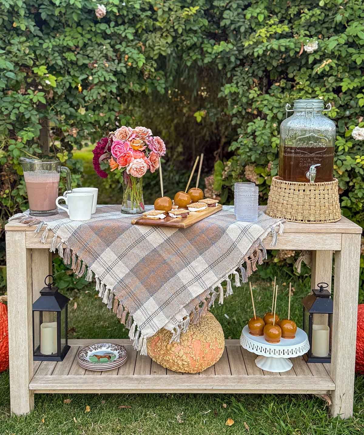 Entertaining expert, journalist and lifestyle blogger Candie Anderson of candieanderson.com shows you how to create a beautiful fall dessert table with s'mores, caramel apples, garden roses, drinks and more.
