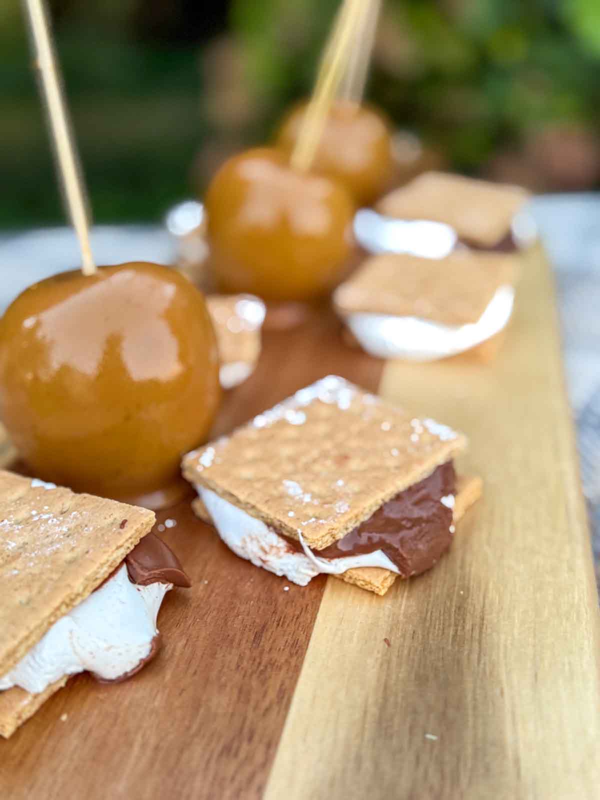 Entertaining expert, journalist and lifestyle blogger Candie Anderson of candieanderson.com shows you how to make delicious homemade s'mores for your fall dessert table!