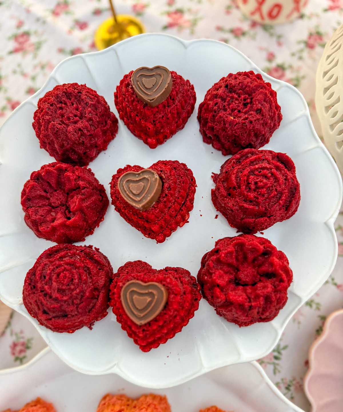 Entertaining expert, journalist and lifestyle blogger Candie Anderson of candieanderson.com share her lovely floral cakelets made using the Nordic Ware floral cakelet pan.