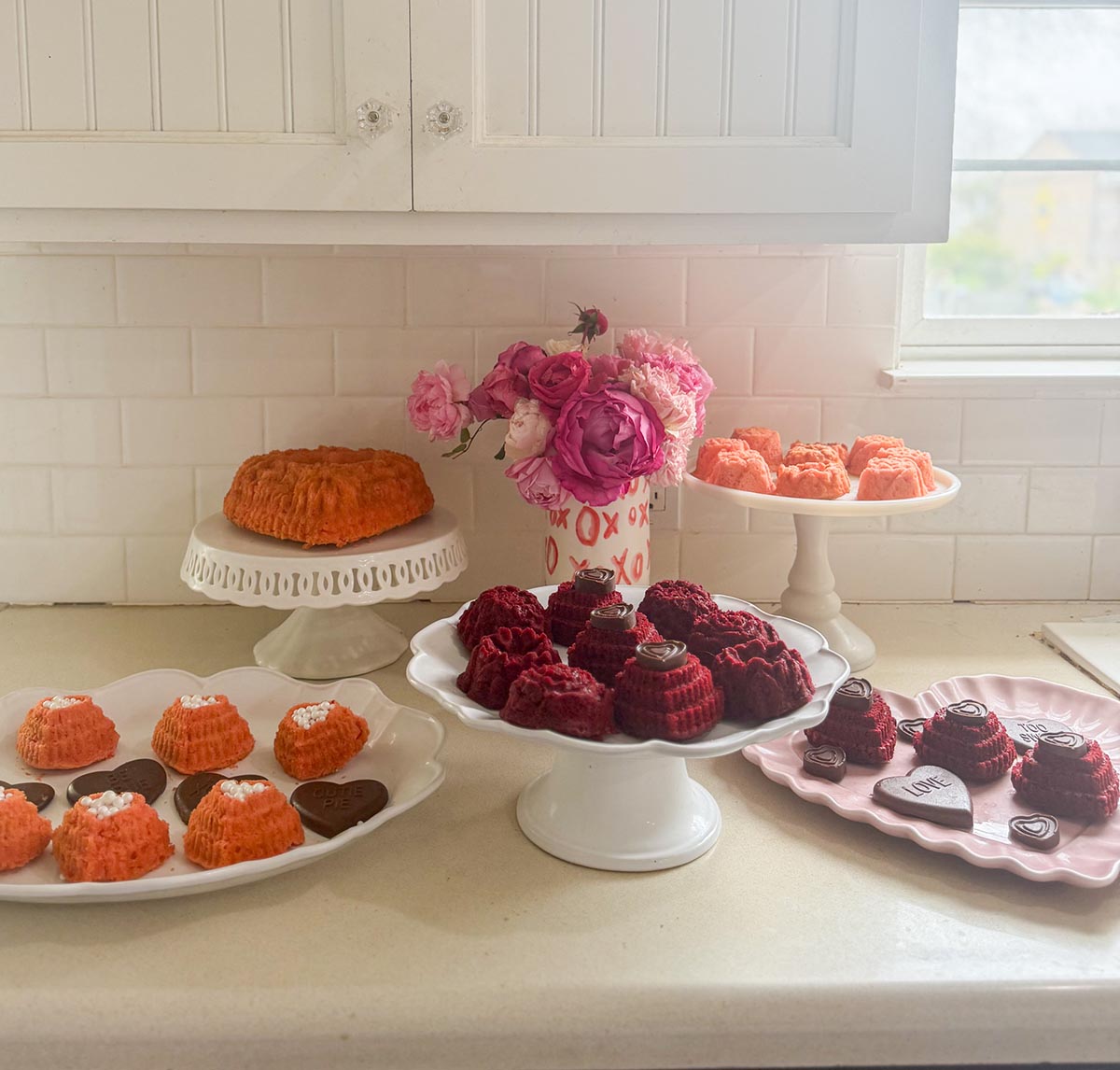 Entertaining expert, journalist and lifestyle blogger Candie Anderson of candieanderson.com shows you how you can adorn your Valentine's Day desserts on your kitchcen counter.