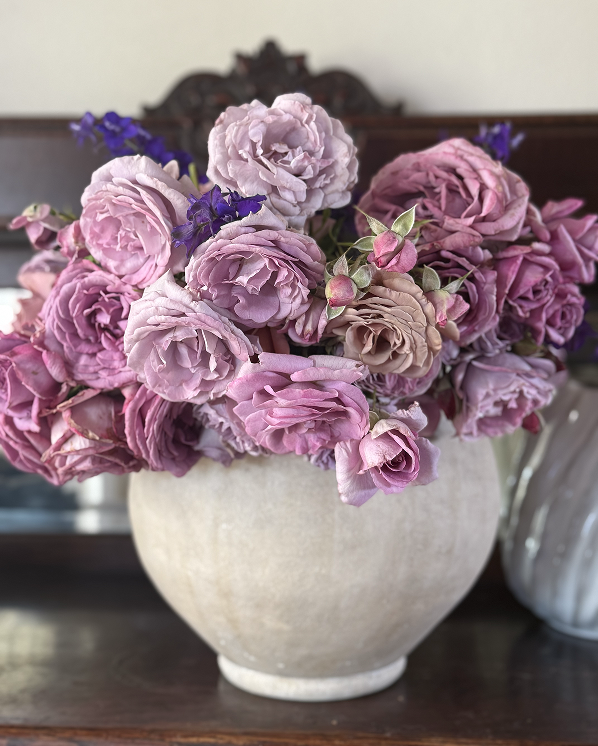 Lifestyle expert, journalsit and interior design blogger Candie Anderson of candieanderson.com shares how she decorates her home with gorgeous lavender and mauve roses from her flower farm in a ceramic vase.