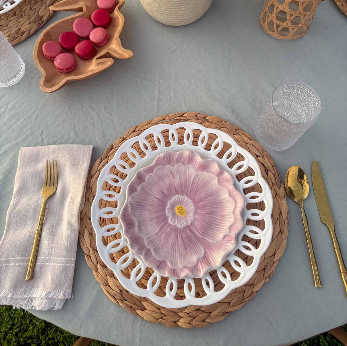 Entertaining expert, journalist and lifestyle blogger Candie Anderson of candieanderson.com shares her spring tablescape with gold faux bamboo flatware and cloth napkins.