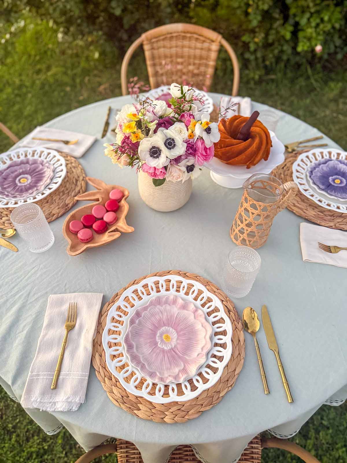 Entertaining expert, journalist and lifestyle blogger Candie Anderson of candieanderson.com shows you how to create a beautiful spring tablescape with a classic sage green tablescape. Green is one of the hottest color trends this year!