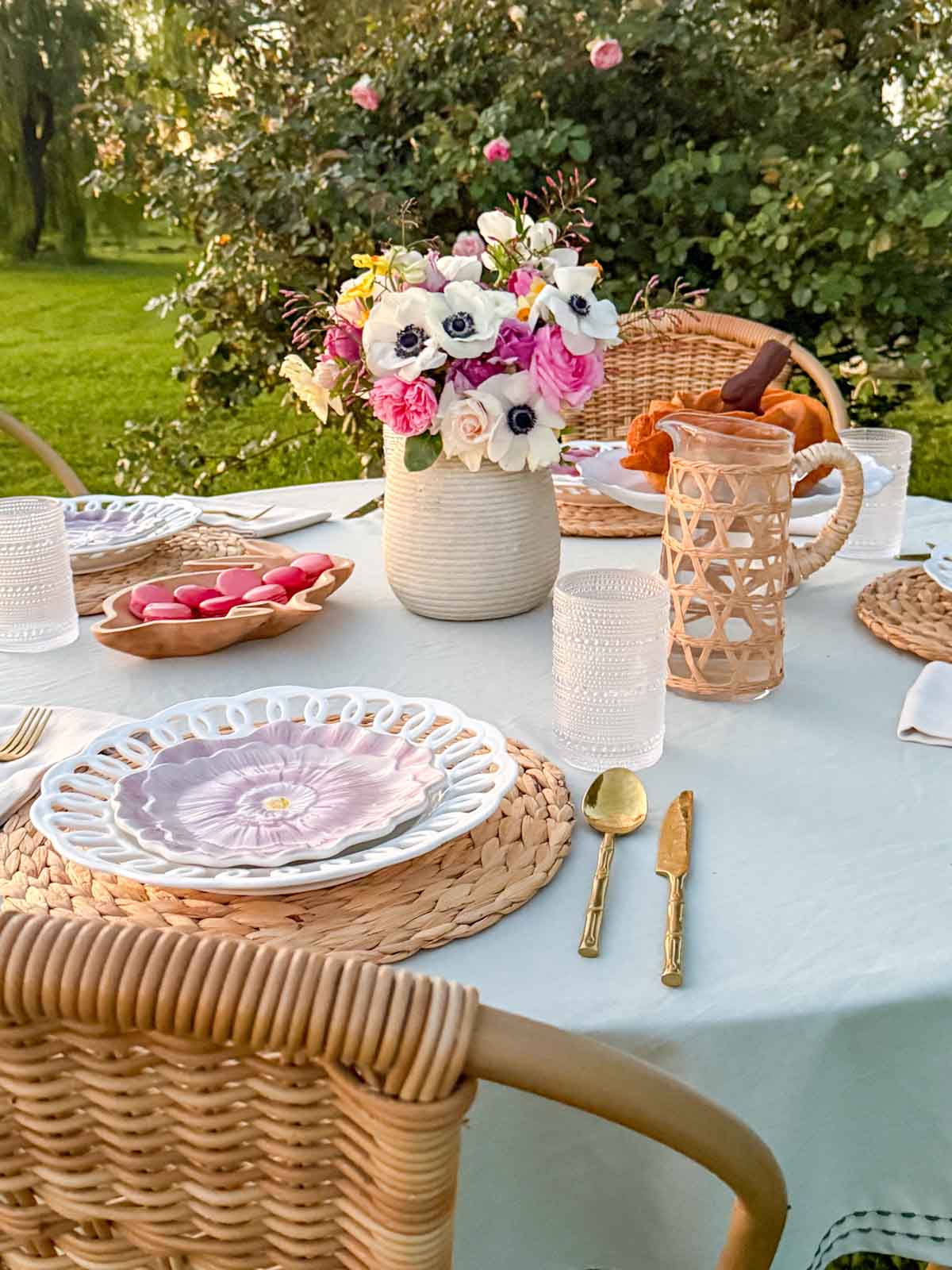Entertaining expert, journalist and lifestyle blogger Candie Anderson of candieanderson.com shares how she decorated her spring tablescape for Easter.