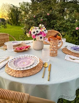 Entertaining expert, journalist and lifestyle blogger Candie Anderson of candieanderson.com shows you how to create a beautiful spring tablescape that is perfect for Easter.