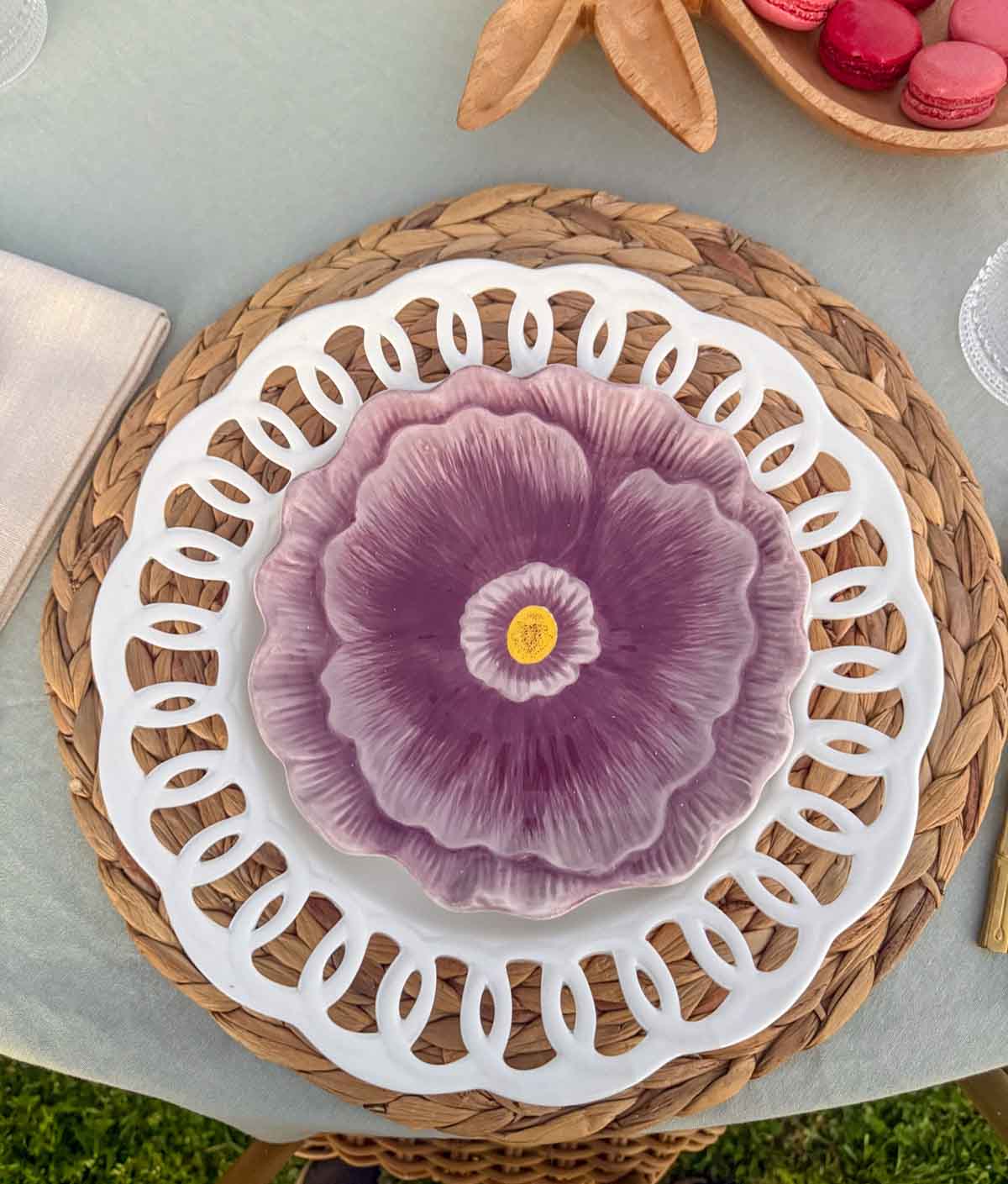 Entertaining expert, journalist and lifestyle blogger Candie Anderson of candieanderson.com shows you how to layer your woven charger and white dining plates to create the perfect base for your outdoor tablescape.