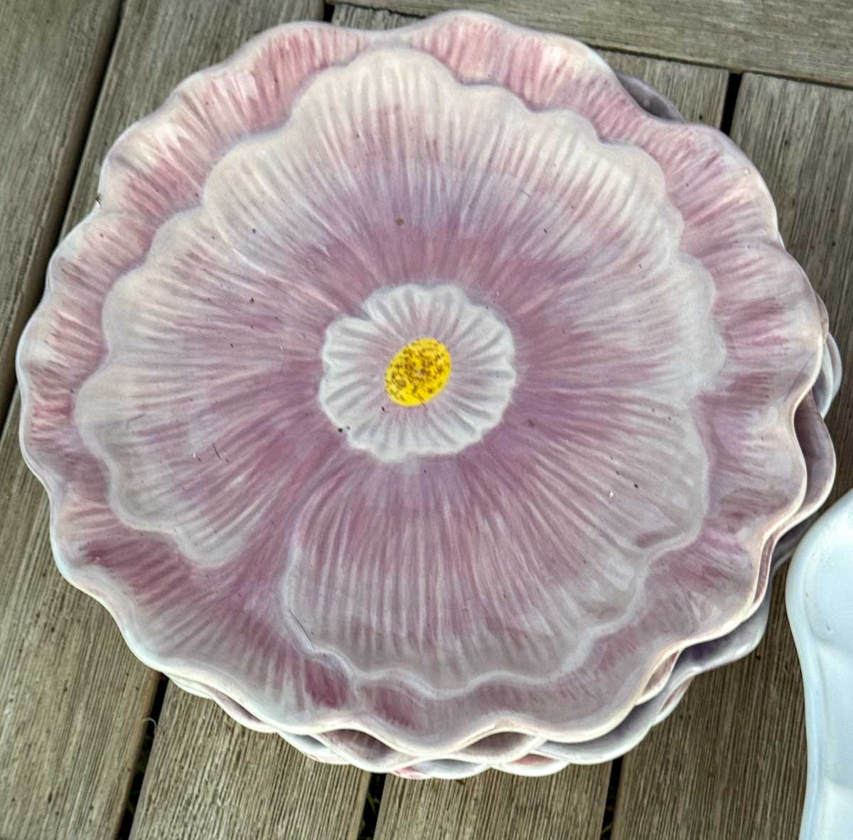 Entertaining expert, journalist and lifestyle blogger Candie Anderson of candieanderson.com shares her beautiful wild flower plates that are perfect for outdoor entertaining in the spring and summer months!