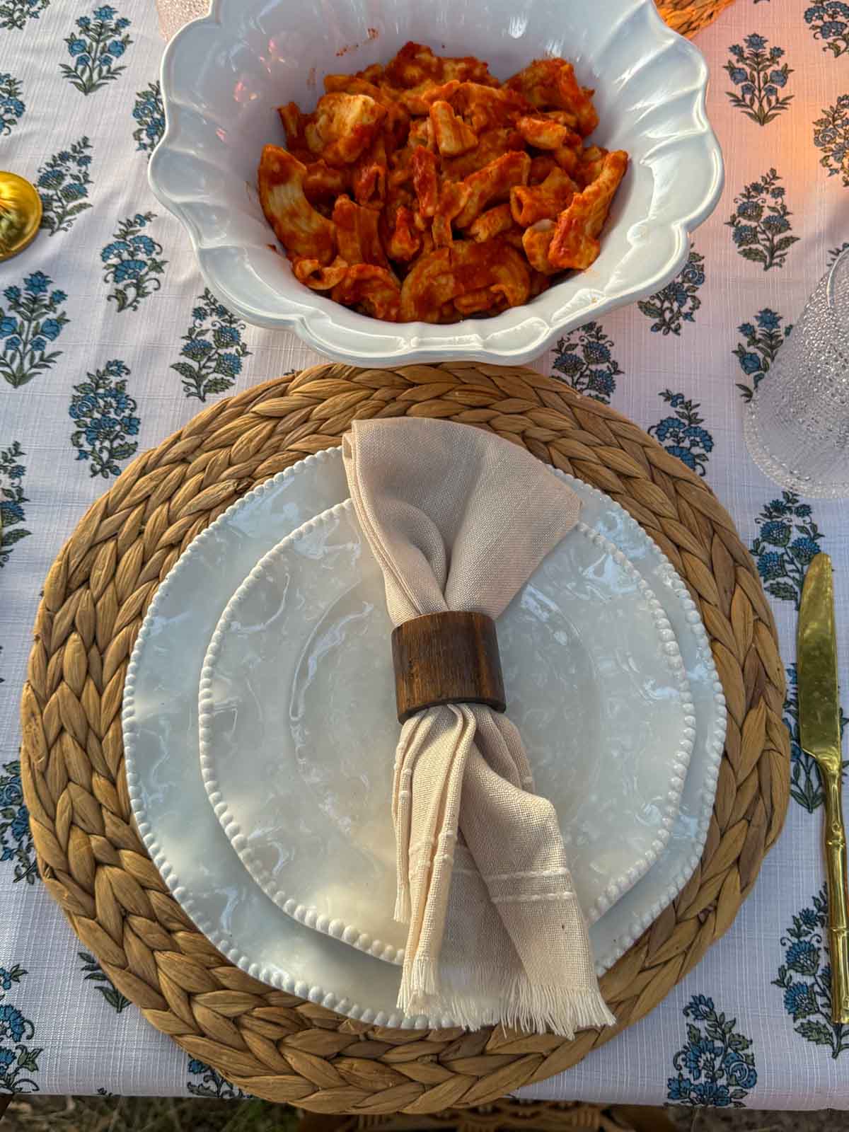 Entertaining expert, journalist and lifestyle blogger Candie Anderson of candieanderson.com shares the secret to creating a beautiful backyard dinner party in your backyard or garden.