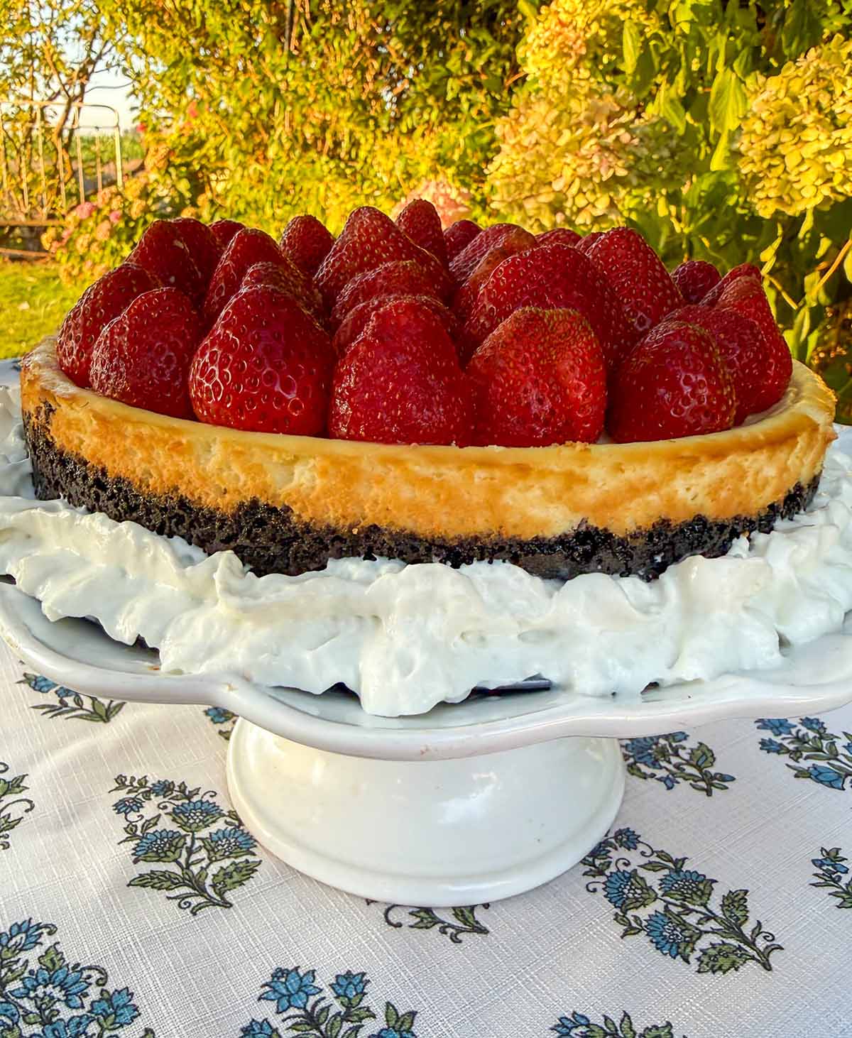 Entertaining expert, journalist and lifestyle blogger Candie Anderson of candieanderson.com shares her delicious homemade cheesecake on her elegant tablescape.