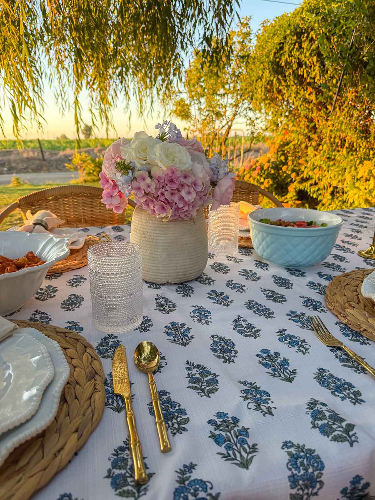 Entertaining expert, journalist and lifestyle blogger Candie Anderson of candieanderson.com shows you how to host family and friends easily and effortlessly!