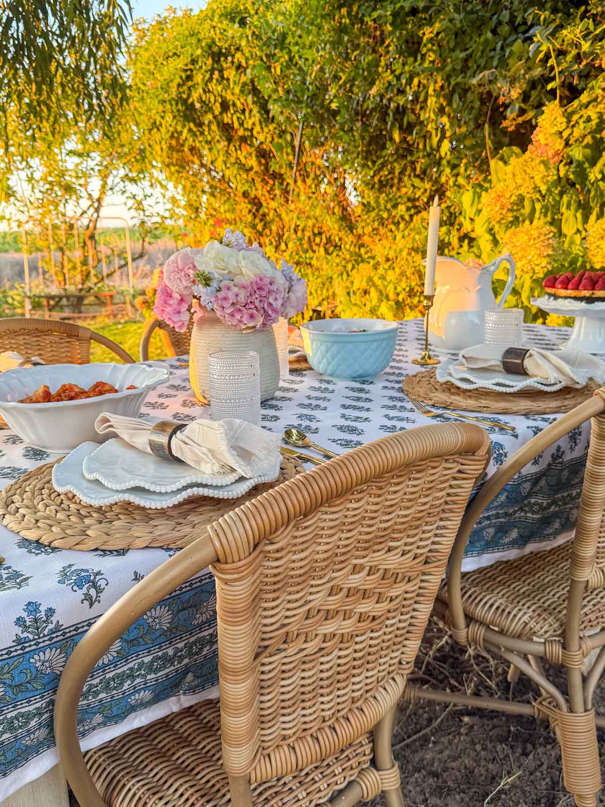 Entertaining expert, journalist and lifestyle blogger Candie Anderson of candieanderson.com shows how to create a backyard dinner party this summer with family and friends in your garden.