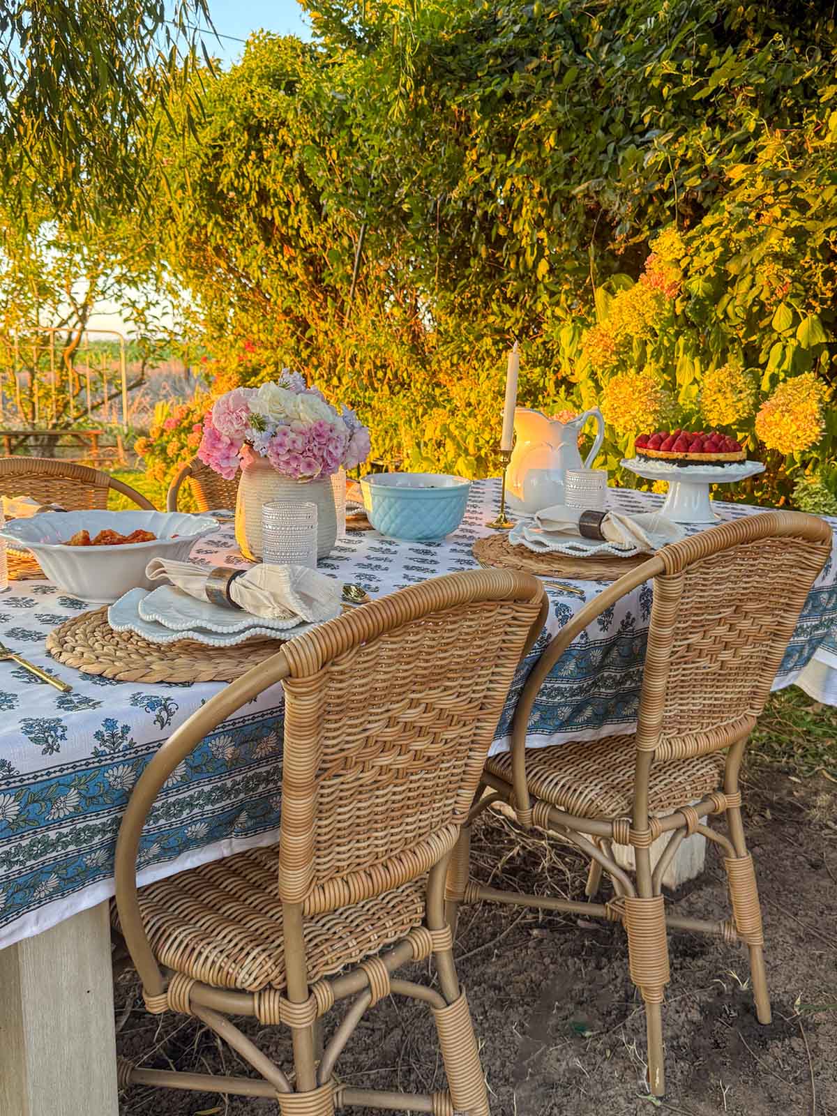 Entertaining expert, journalist and lifestyle blogger Candie Anderson of candieanderson.com shares the secret to creating a beautiful tablescape starting with a gorgeous outdoor dining table!
