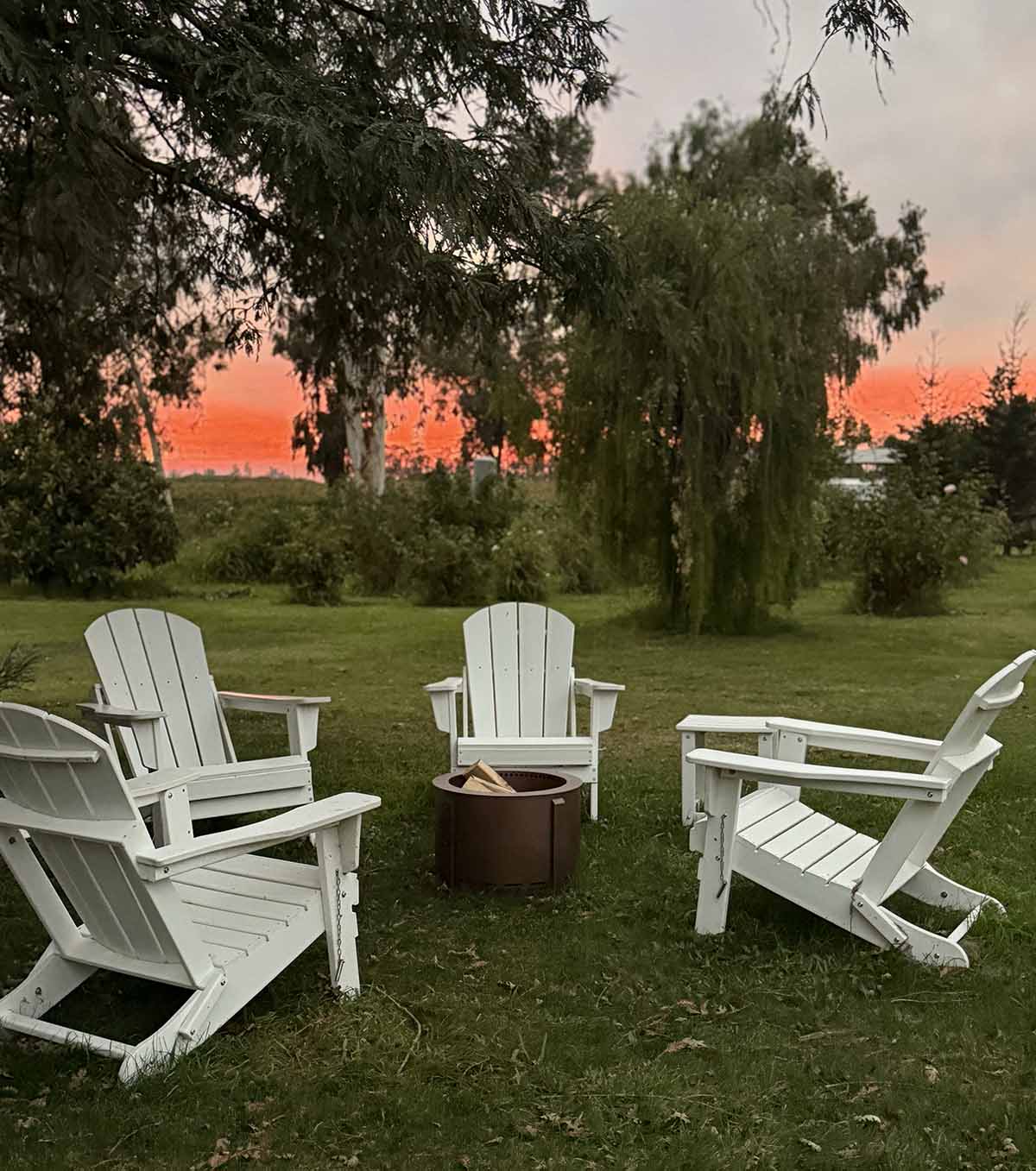 Entertaining expert, journalist and lifestyle blogger Candie Anderson of candieanderson.com shares how she adorned her white Adirondack chairs around her round fire pit! This is the perfect setup when entertaining friends and family throughout the year.
