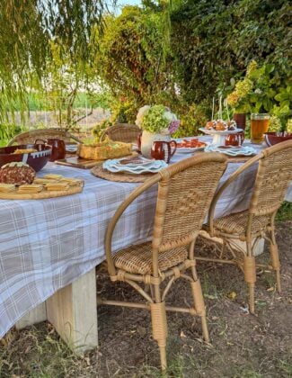 Entertaining expert, journalist and lifestyle blogger Candie Anderson of candieanderson.com shows you how to host a tailgate at home just in time for football season!