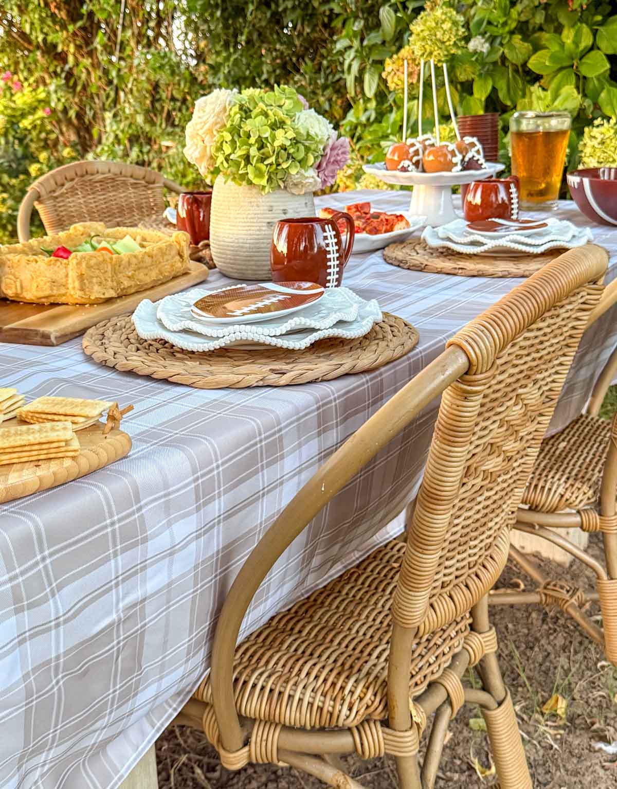 Entertaining expet, journalist, lifestyle blogger, football fan and snack food enthusiast Candie Anderson of candieanderson.com shows you how to create a tailgate tablescape.