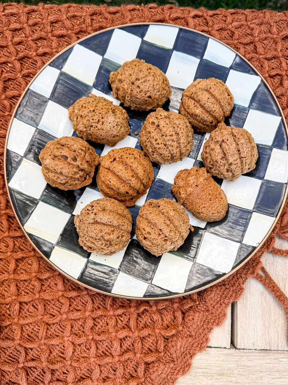 Entertaining expert, journalist and lifestyle blogger Candie Anderson of candieanderson.com shares the autumn cakelets (she made using her Nordic Ware pan) on her Mackenzie Childs Courtly Check dinner plate in black and white.