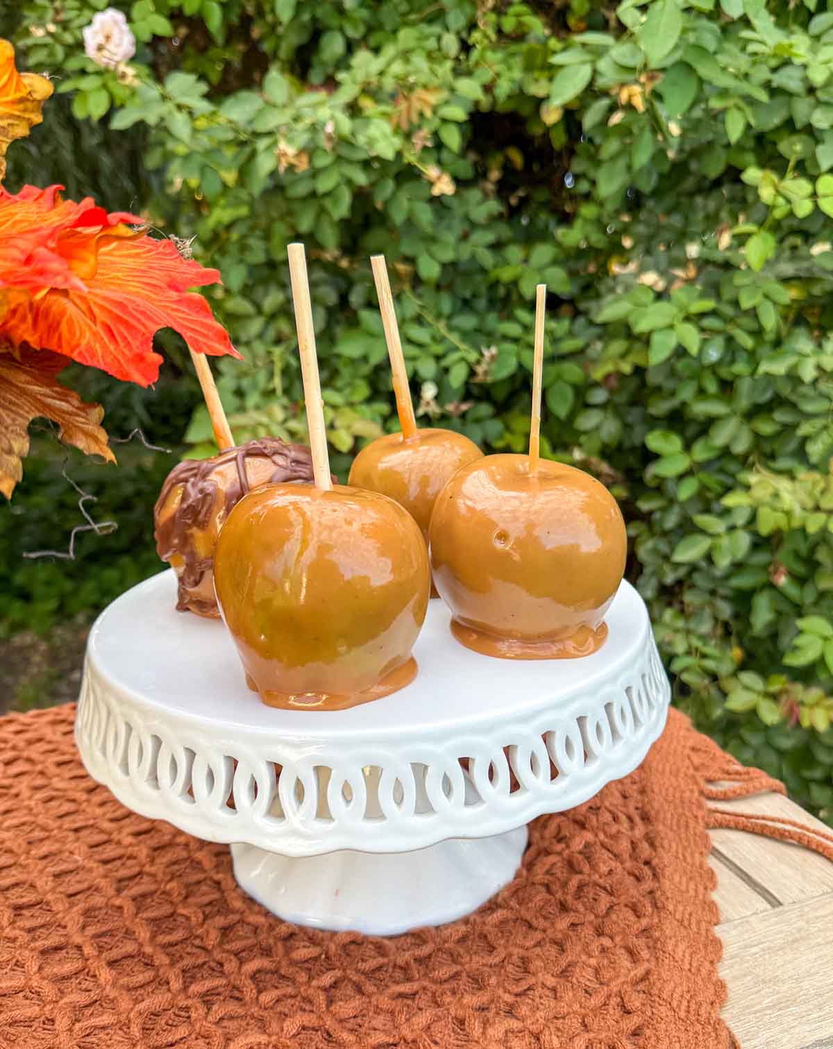 Entertaining expert, journalist and lifestyle blogger Candie Anderson of candieanderson.com shares the caramel apples her mom made (using her recipe from junior high) and served on a white cake stand.