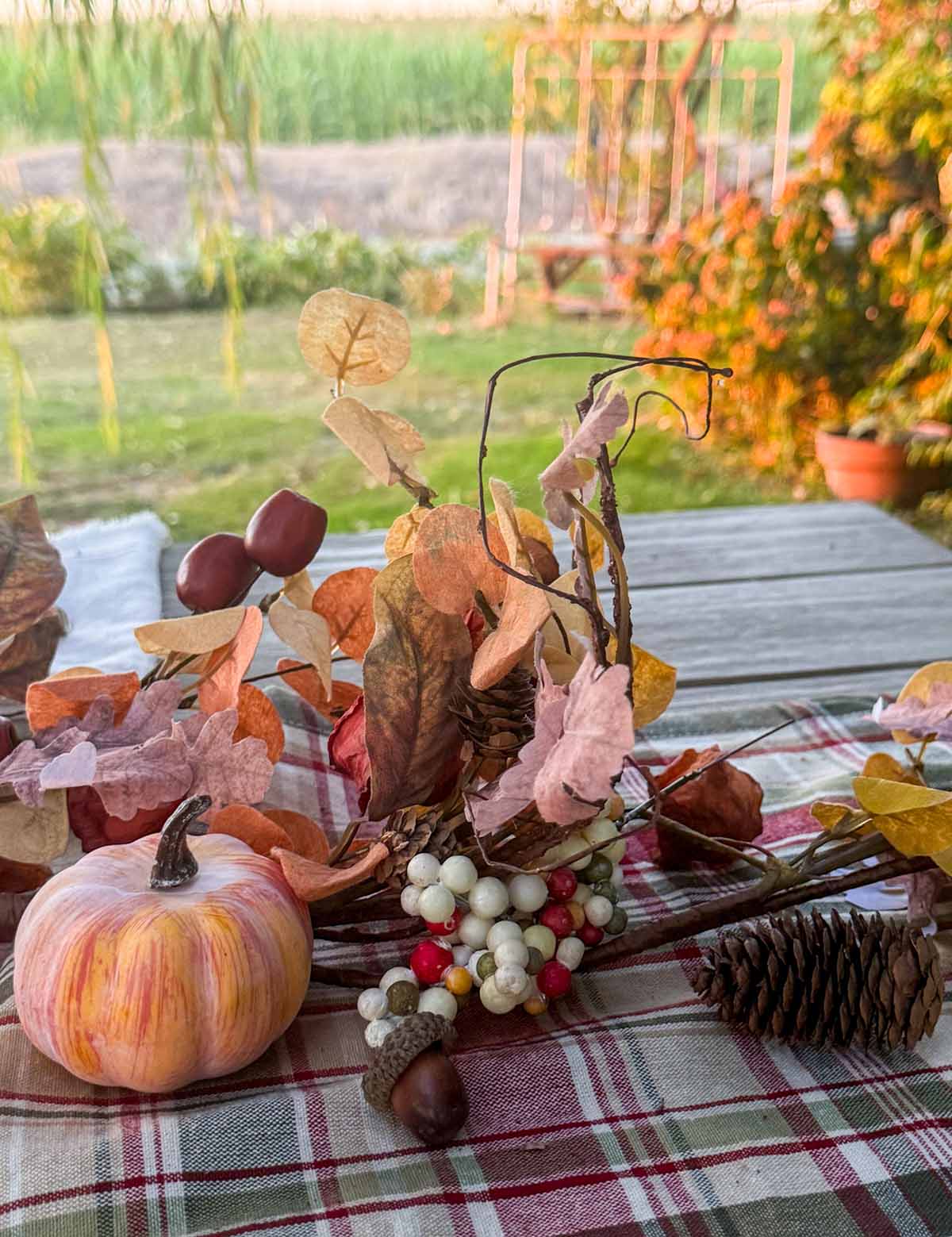 Entertaining expert, journalist and lifestyle blogger Candie Anderson of candieanderson.com shares how she adorned her fall tablescape with faux pumpkins, acorns and pinecones.