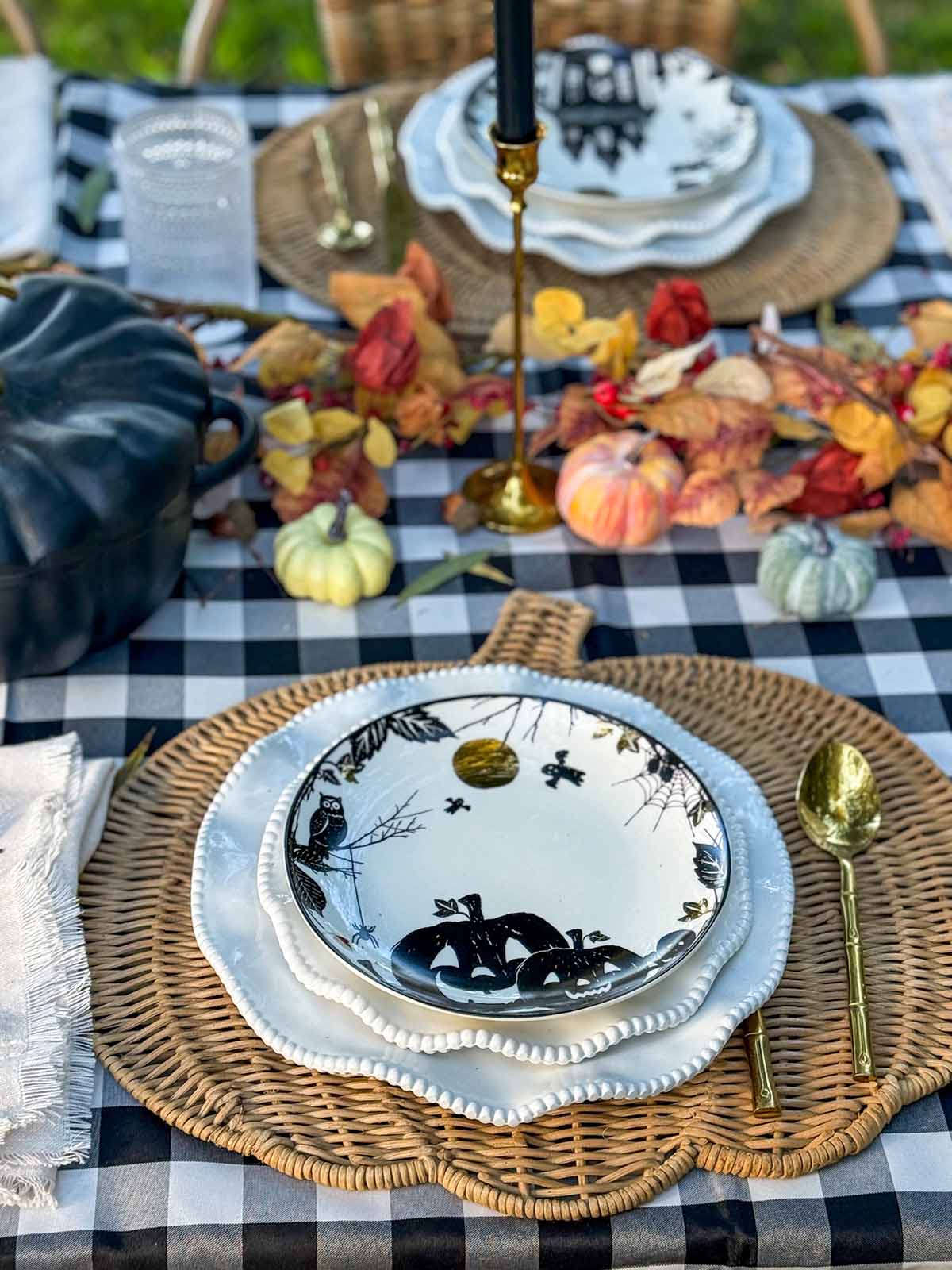Entertaining expert, journalist and lifestyle blogger Candie Anderson's beautiful Halloween plattes are perfect for a Halloween party or a festive tablescape with family.
