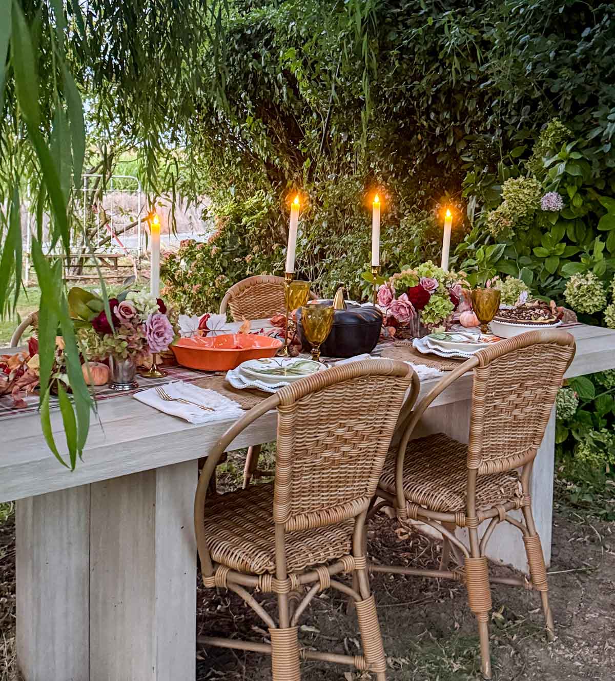 Entertaining expert, journalist and lifestyle blogger, Candie Anderson of candieanderson.com shows you how to create a beautiful heritage fall tablescape!