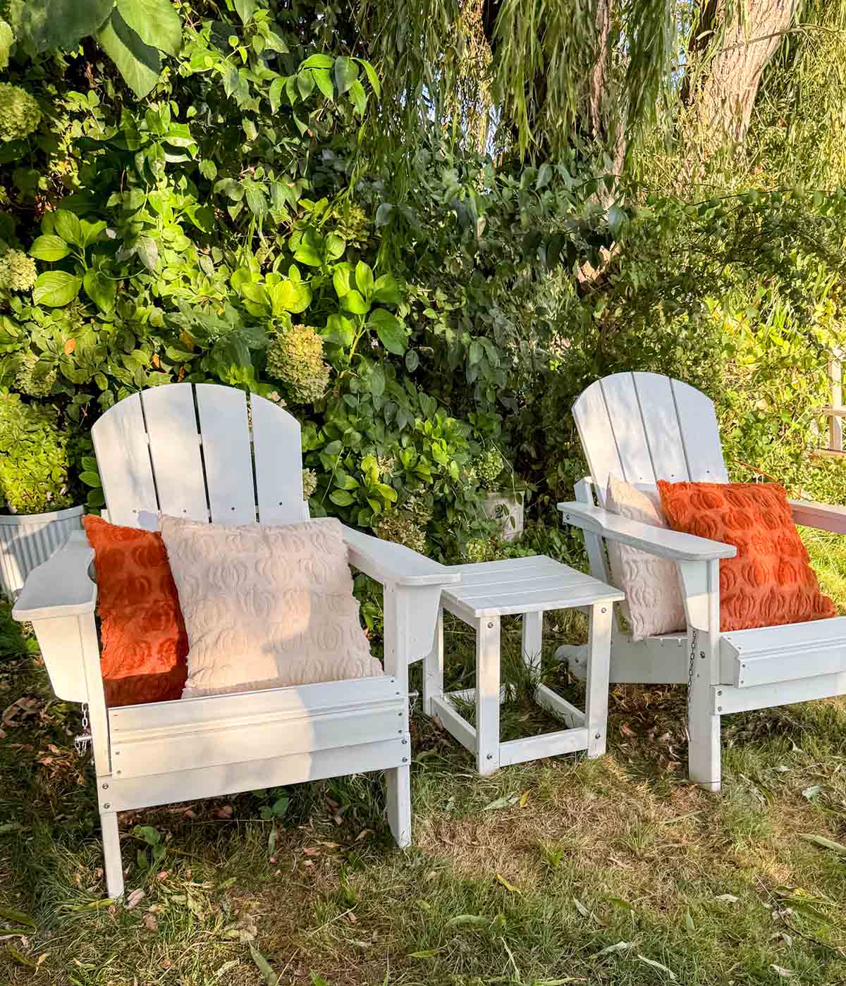 Entertaining expert, journalist and lifestyle blogger Candie Anderson of candieanderson.com shows you how to decorate your Adirondack chairs for fall and Halloween with chic and festive pumpkin throw pillows.