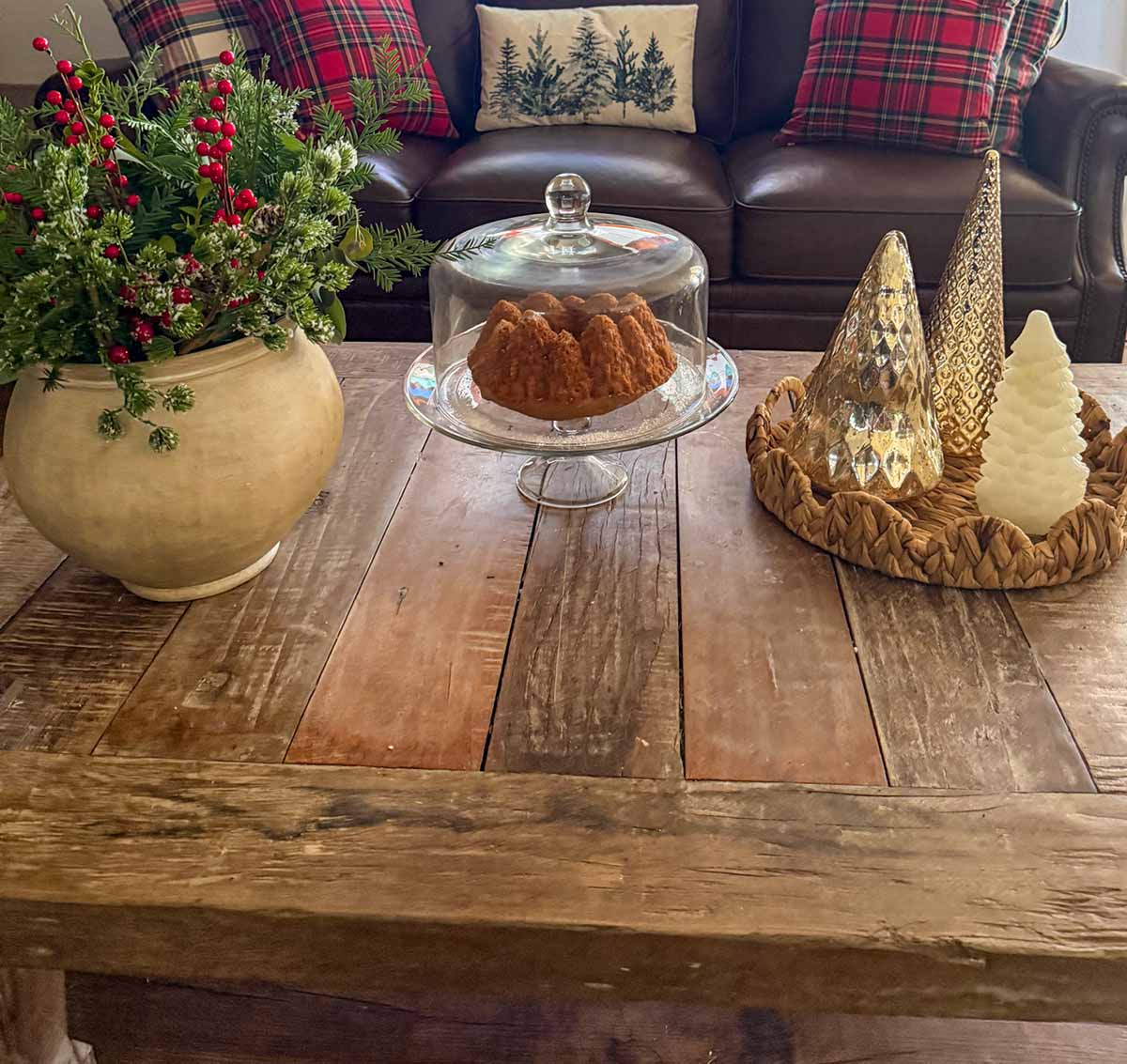 Entertaining expert, journalist and lifestyle blogger Candie Anderson of candieanderson.com shares her rustic coffee table adorned with Christmas decor and a holiday spice cake in her living room!